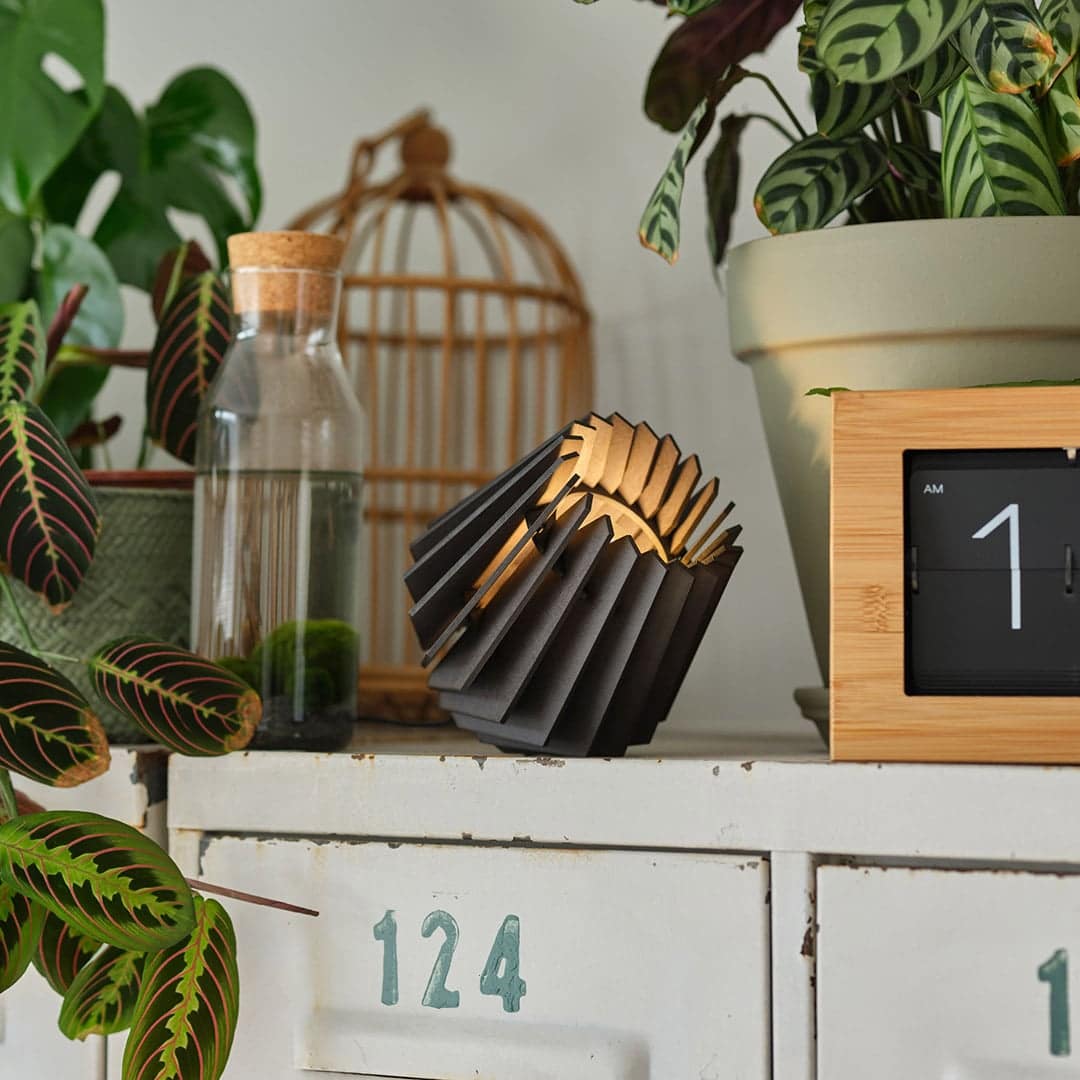 Mini - spot tafellamp - hout in de kleur Black van Van Tjalle en Jasper