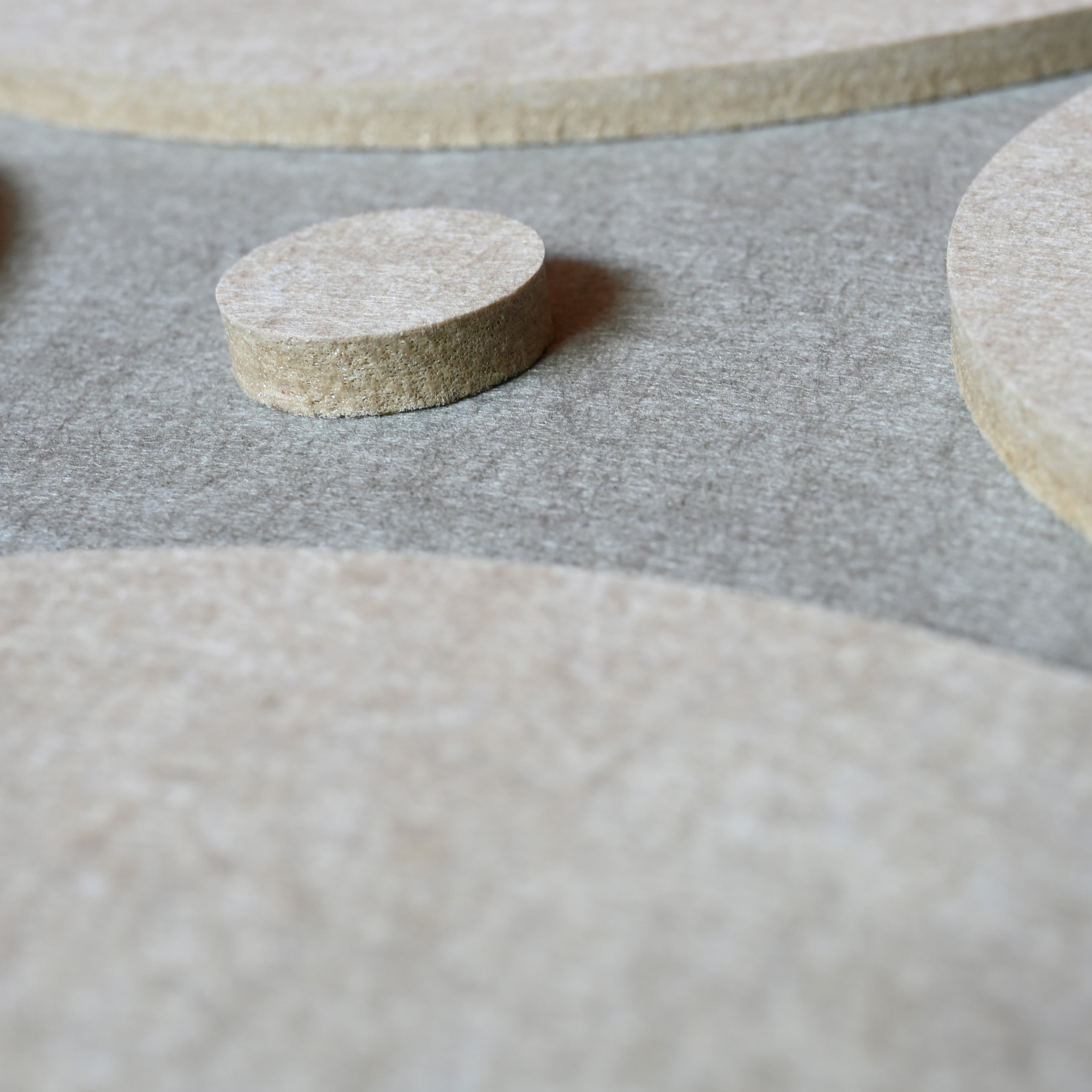 Dot vilt wanddecoratie