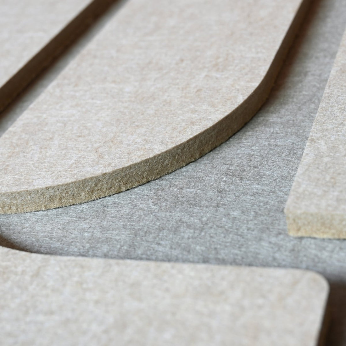 Abstract vilt wanddecoratie - vilten wanddecoratie in de kleur Grey & taupe van Van Tjalle en Jasper